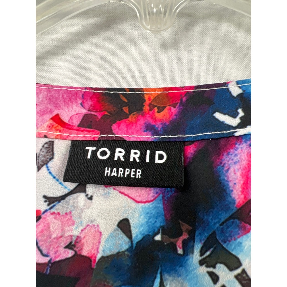 Torrid Harper Blouse Womens 3X Pink Blue Floral Roll Tab Sleeve V-Neck Top - Picture 2 of 10